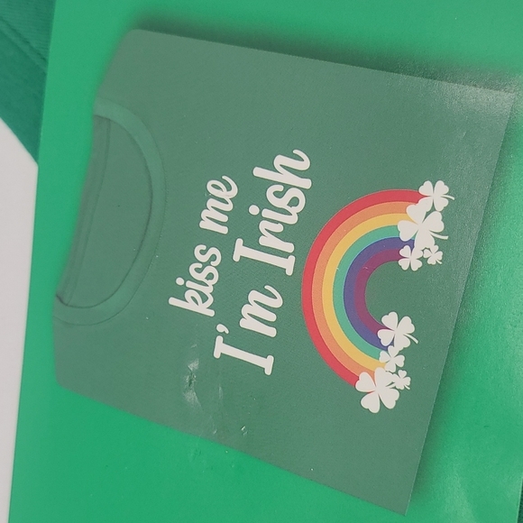 St Patrick's Day "Kiss Me I'm Irish" Green Shamrock Rainbow T-shirt - Picture 3 of 6